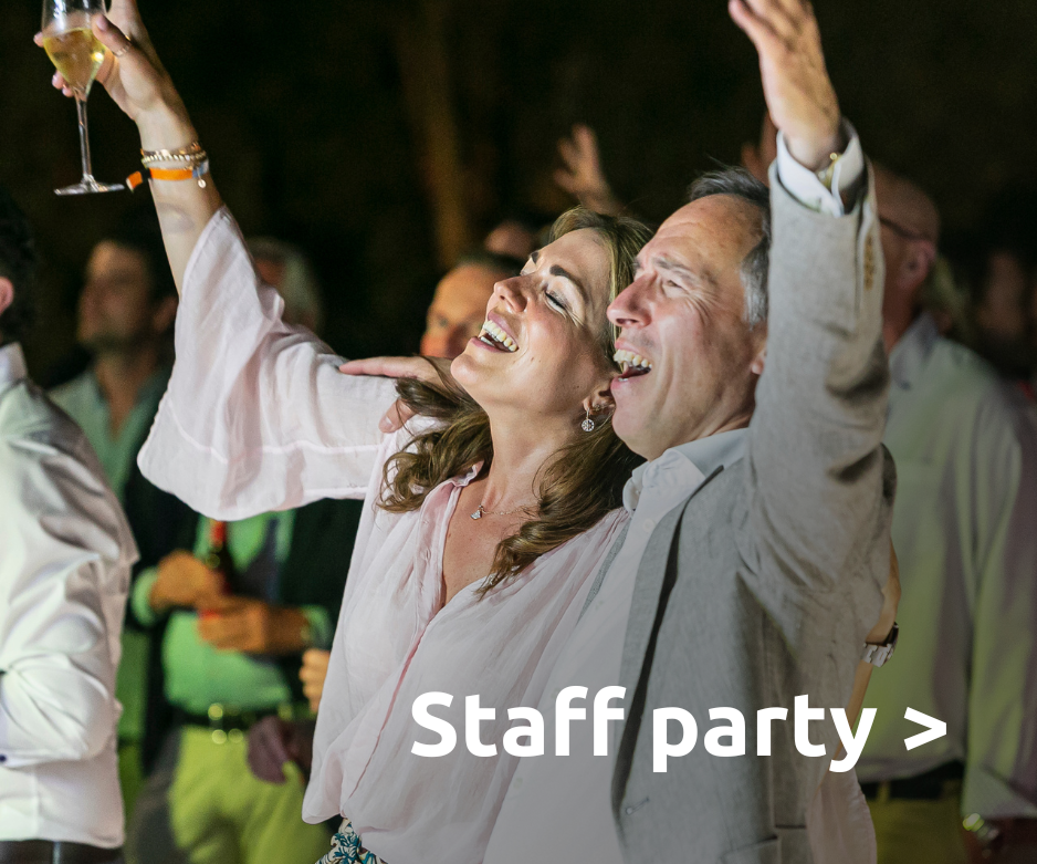 Twee medewerkers die genieten en meezingen tijdens een personeelsfeest