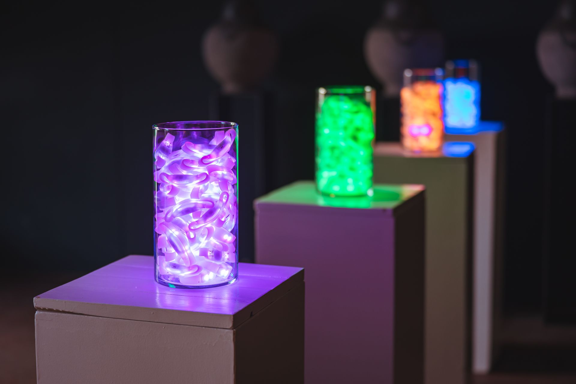 Lichtgevende polsbandjes in een glazen vaas