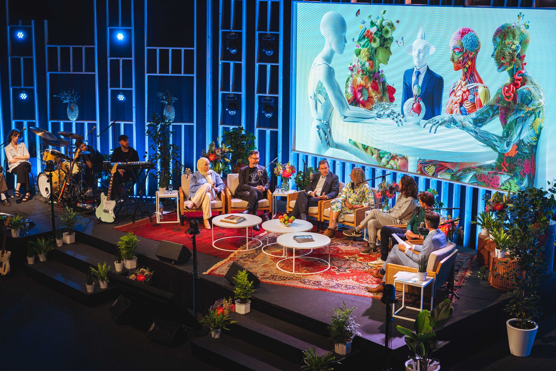 Panelgesprek op een podium tijdens een bedrijfspresentatie